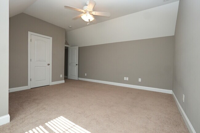 Building Photo - Charming 3-Bed, 3.5-Bath Home in a Peacefu...