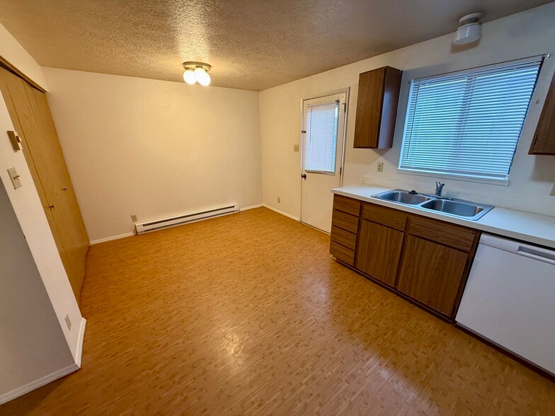 Building Photo - 631 Quincy St