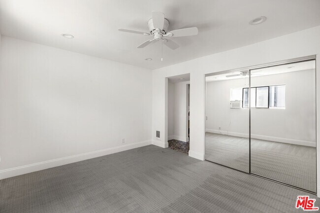 Building Photo - 10982 Roebling Ave