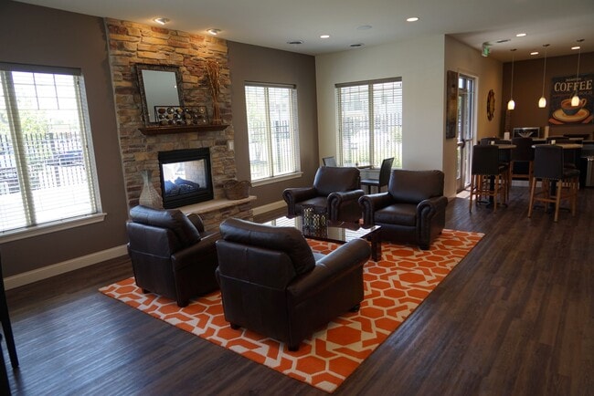 Building Photo - Dogwood ~ 2nd Floor with Vaulted Ceiling