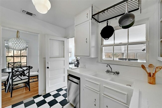 Building Photo - 5313 Avenue F