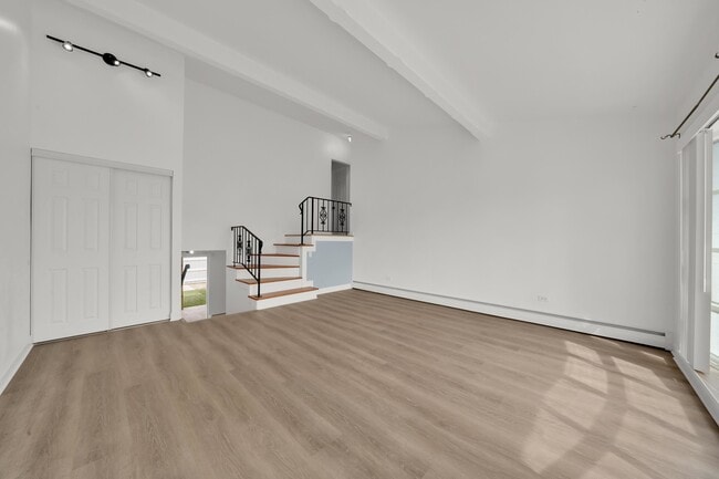 Building Photo - 8820 Robin Dr