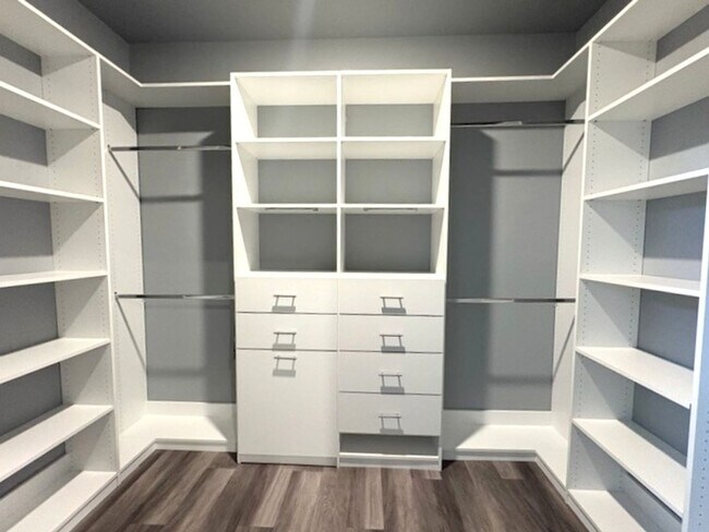 Building Photo - Gorgeous 2 Bedroom Home with Office!