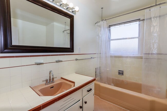 Building Photo - 4 Bed / 3 Bath Burlingame home near excell...
