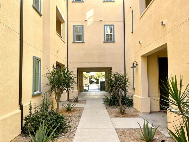 Building Photo - Beautiful 3B/2.5BA Townhome in Playa Del S...