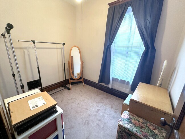 Dressing room /walk in closet - 3016 Victor St