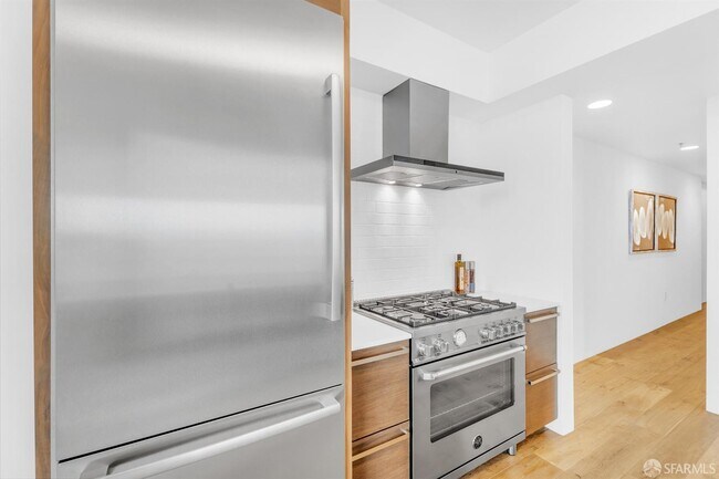 Building Photo - 425 1st St