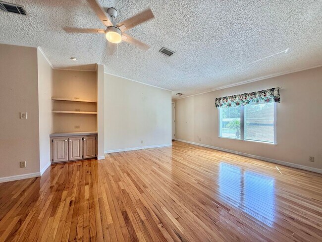 Building Photo - Large and Spacious 3/3 on near half acre NO HOA!