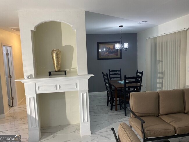 Building Photo - 825 S Forest Lake Dr