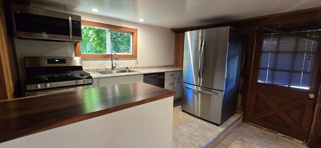 Building Photo - 105 Watertrough Rd