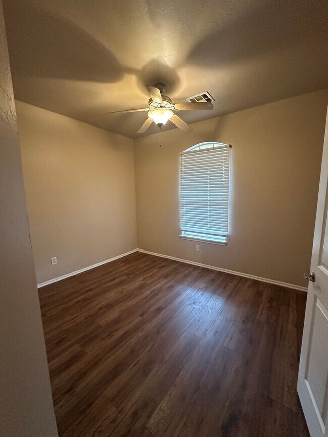 Building Photo - 2504 Thomas Dr