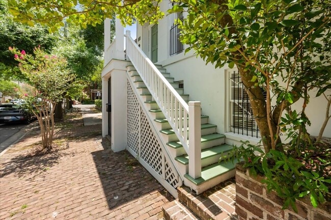 Building Photo - Adorable 1 bedroom apartment. Ground floor...