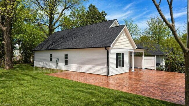 Building Photo - 1505 East Ave