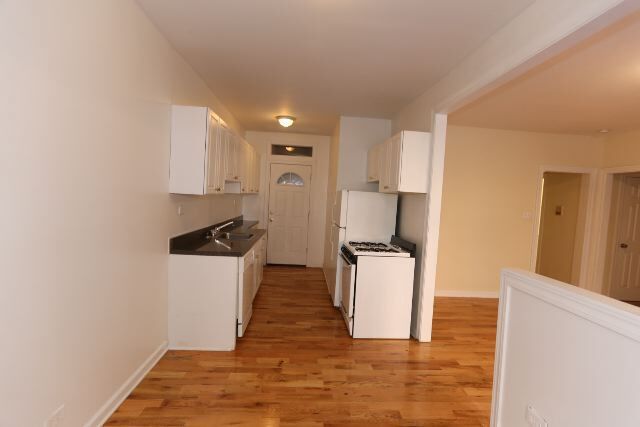 Building Photo - 627 W Cornelia Ave