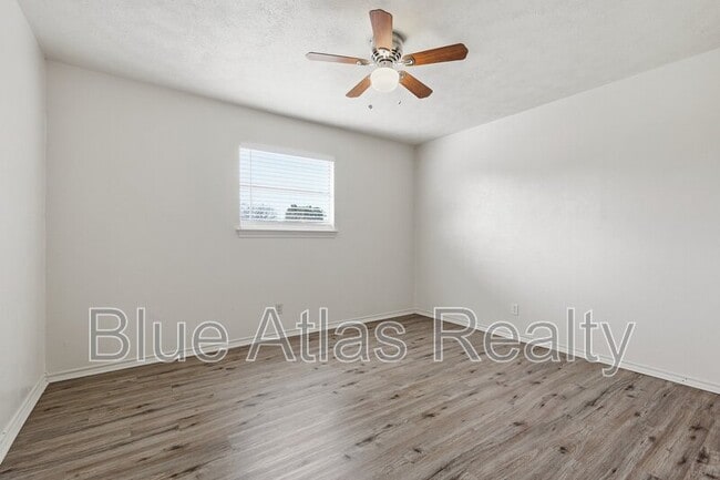 Building Photo - 704 Skyline Dr