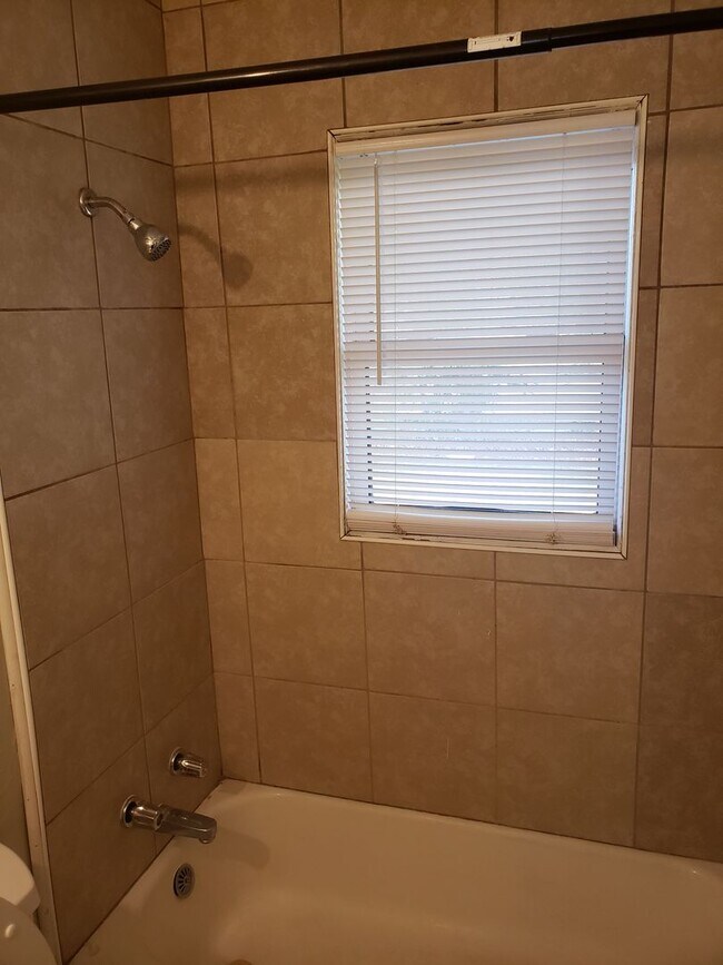 Building Photo - Duplex on Higgs St