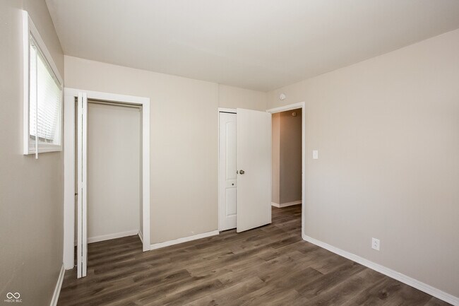 Building Photo - 4851 N Kenyon Dr