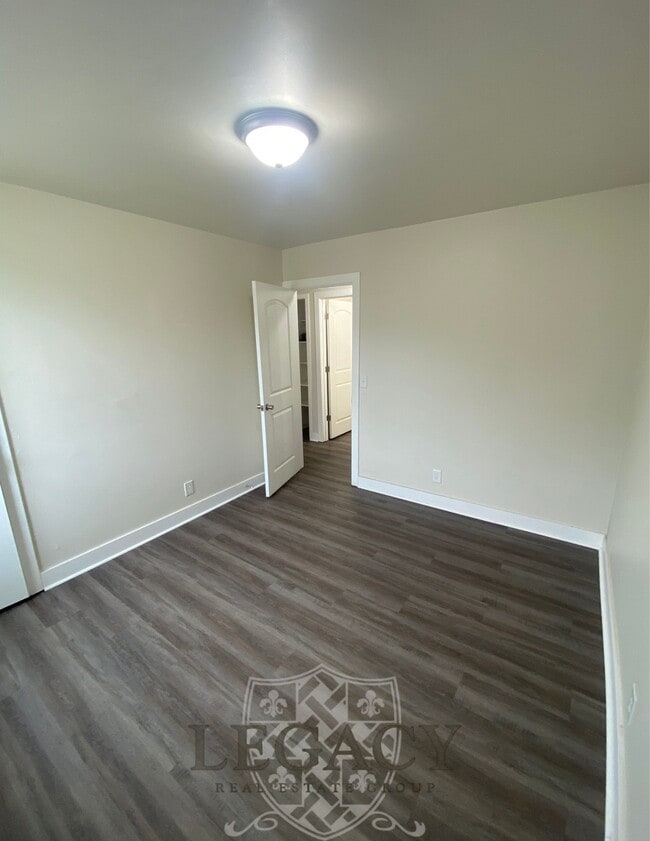 Building Photo - 7104 White Oak Dr