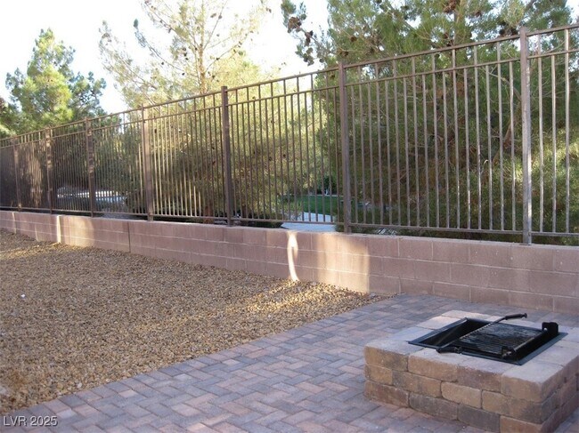 Building Photo - 2553 Chateau Clermont St
