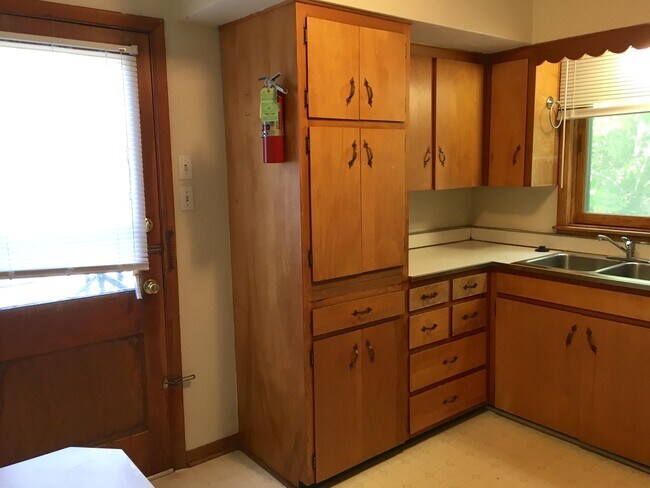 Building Photo - 2 Bedroom Apartment Right off East MU Campus
