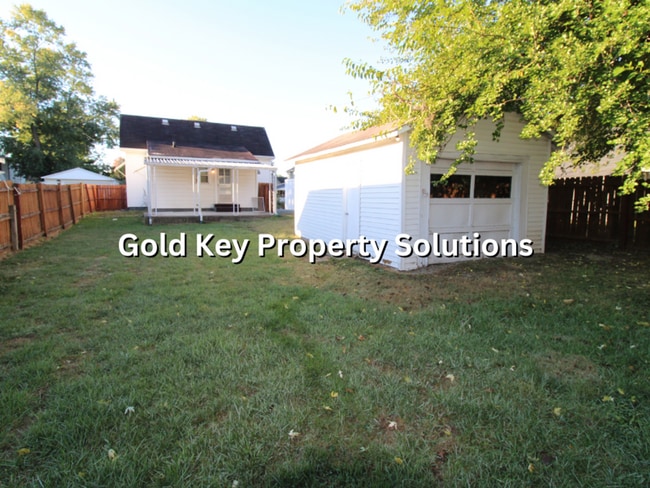 Building Photo - Spacious 1 BR 1 BA House with Fenced Backy...