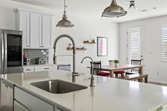 Building Photo - 9105 Garnet Dr