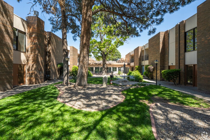 Courtyard - Executive West - Senior Community