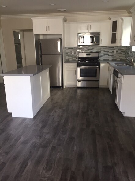 open livingroom to kitchen - 2702 Bellevue Ave