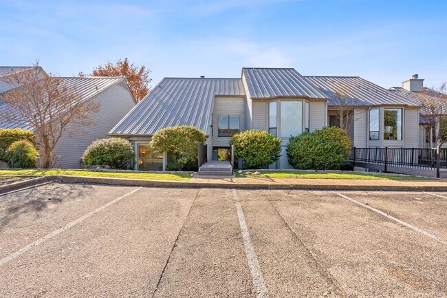 Building Photo - 112 World of Tennis Sq