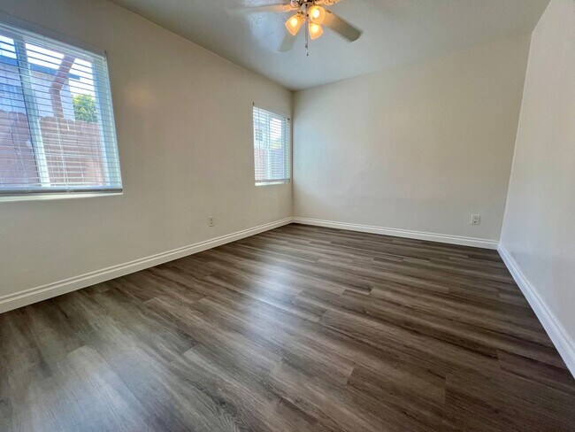 Building Photo - Quaint Downstairs 1 Bedroom in GATED COMMU...