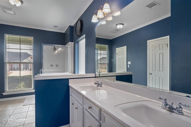 Building Photo - 3303 Colonial Dr