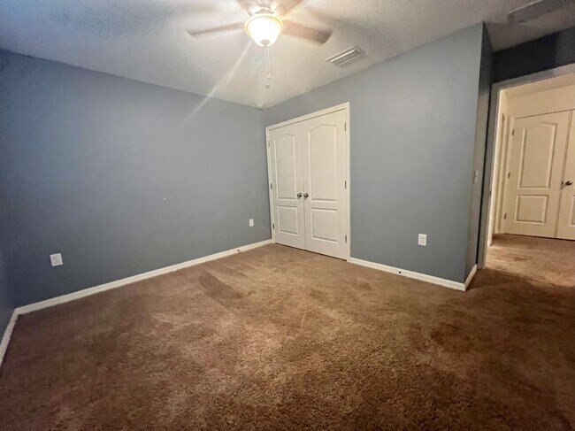 Building Photo - 4/3/2 HOME IN EDINA GARDEN OF EDEN