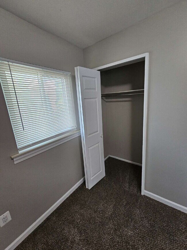 Building Photo - 3-Bedroom Ranch, Nice Kitchen, Good Sized Bedrooms, Double Wide Driveway, Big Backyard. Move In R...
