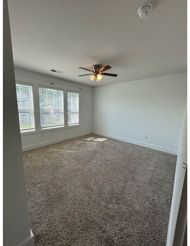 Building Photo - 114 Pewter Cir