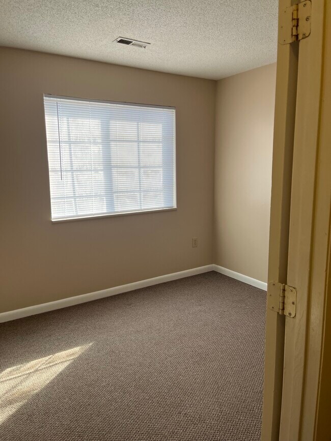 Building Photo - 1208 Pinegrove Dr