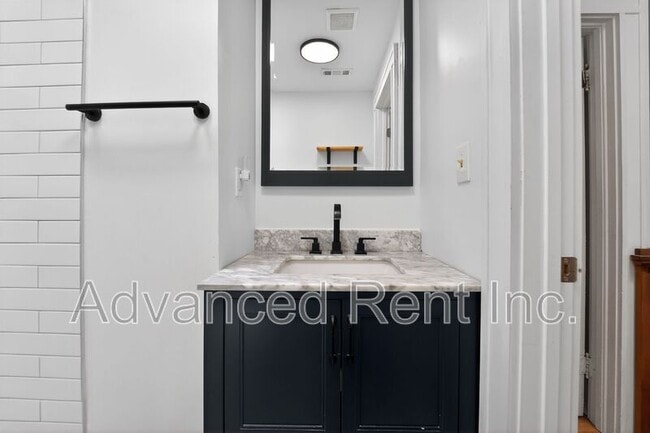 Building Photo - 611 Grundy St