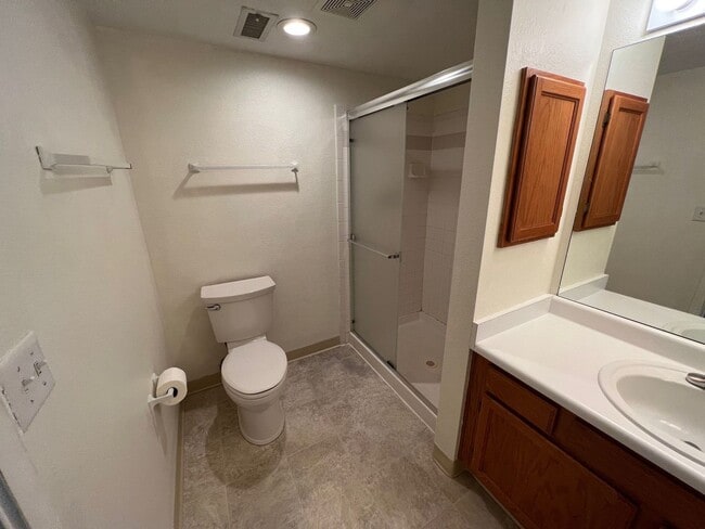 Building Photo - Nice 2 Bed 2 Bath Condo