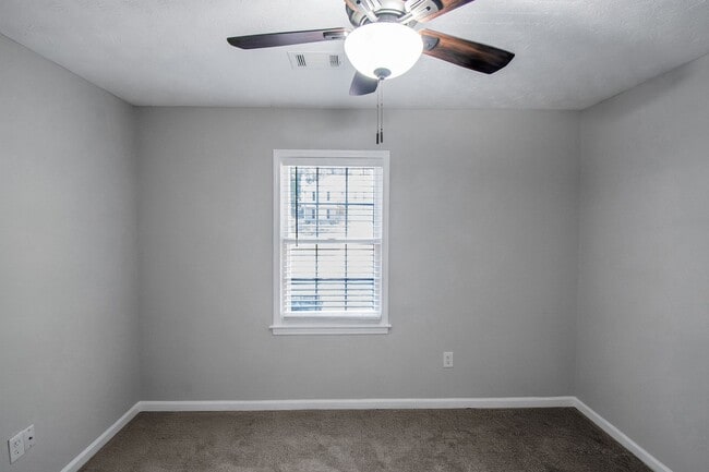 Building Photo - Beautiful 3-bedroom 2 bath home on a good-sized lot!