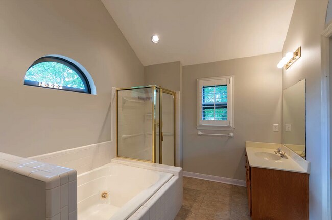 Building Photo - 3 bd/2bth w/fenced in yard, 15 min from do...