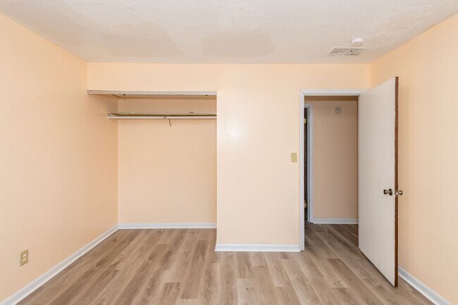 Building Photo - DAYTON, OH - GREENWICH VILLAGE - 3 BED, 1....
