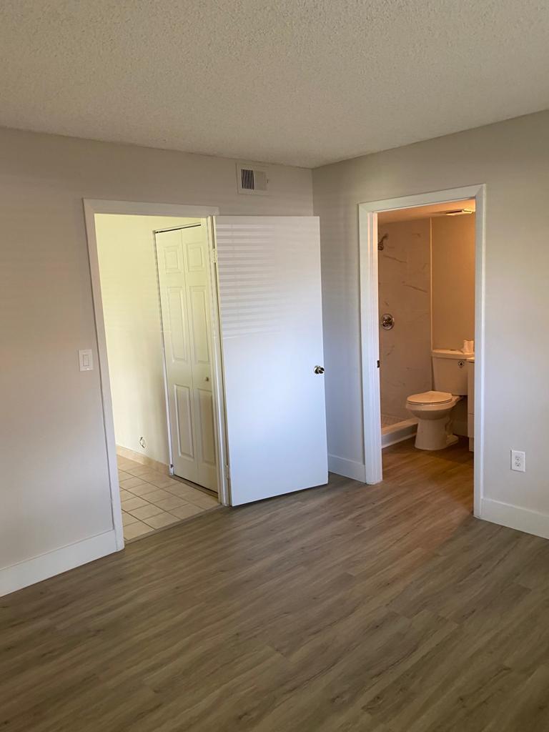 Building Photo - 450 Palm Cir W