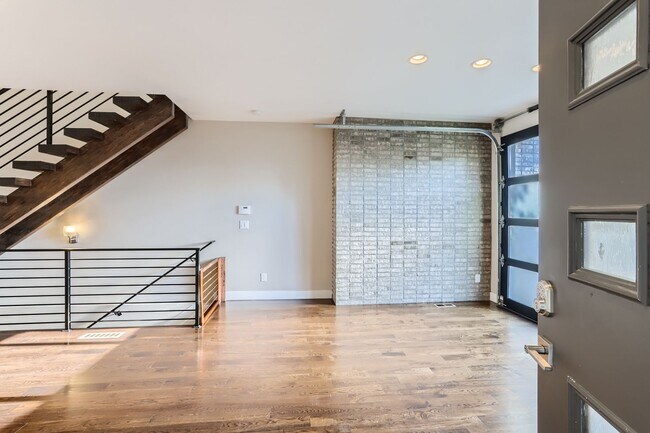 Building Photo - Modern 4-Bedroom Home with Designer Finish...