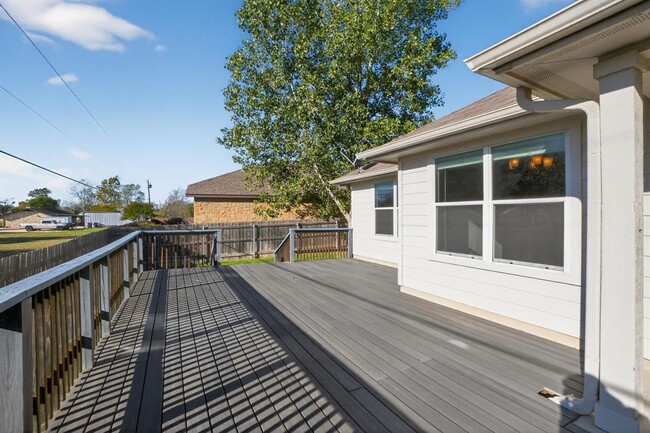 Building Photo - 219 Valley Oaks Loop