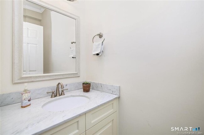 Building Photo - 1241 Post Rd