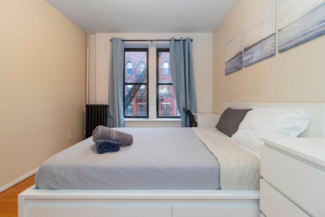 Building Photo - 331 E 92nd St