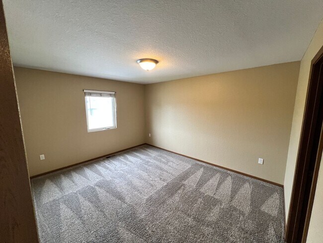 Building Photo - Welcome Home – Beautiful 4 Bed / 2.5 Bath ...