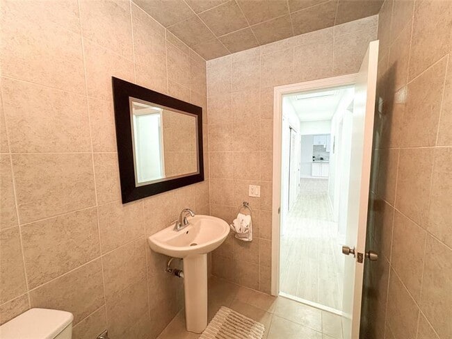 Building Photo - 4541 N Ocean Dr