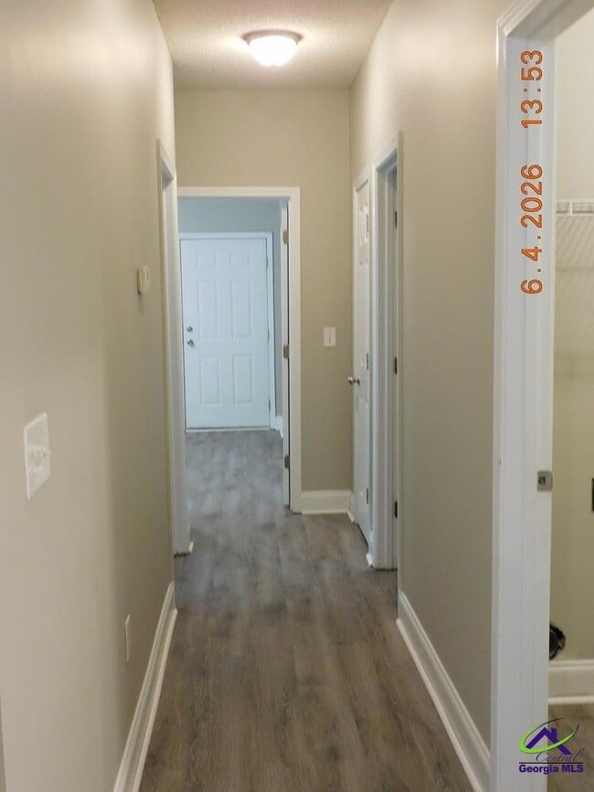 Building Photo - 408 Club Villa Court