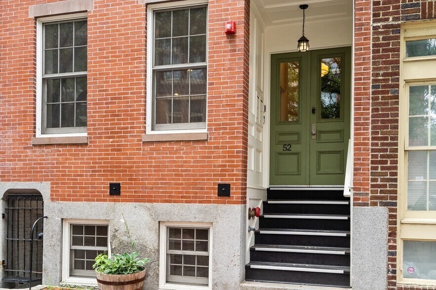 Building Photo - 52 Melrose St