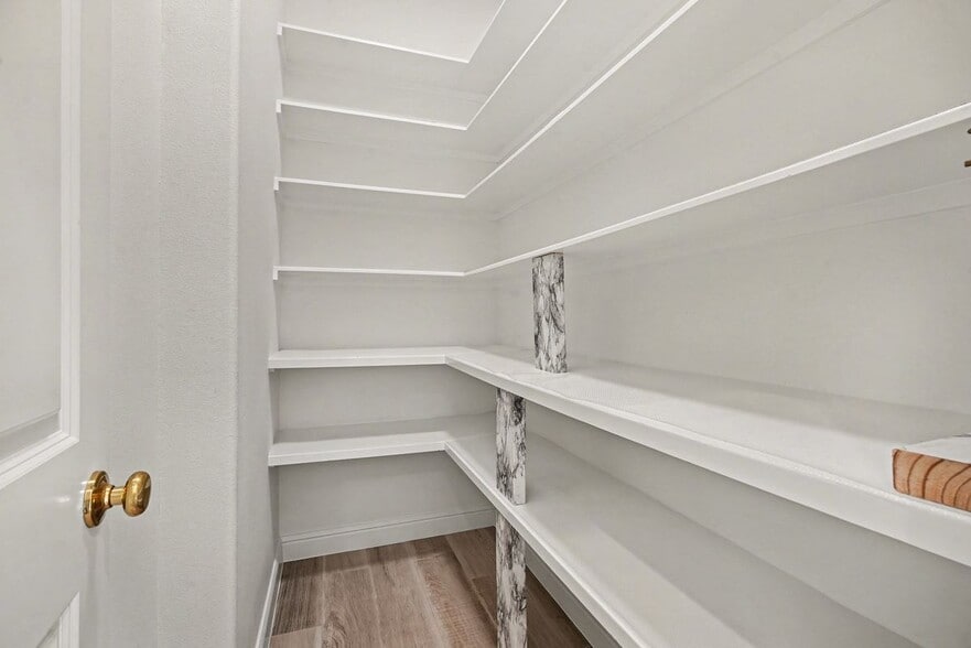 Building Photo - 3633 E Meadow Ln